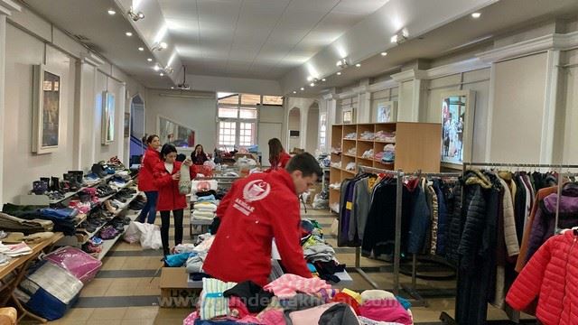 Akhisar’da depremzedeler için sosyal market ve butik kuruldu