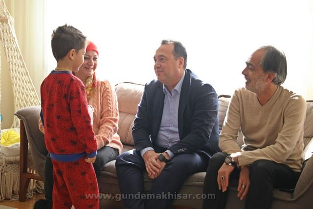 Başkan Dutlulu, Akhisar’da evlere yerleştirilen depremzedeleri ziyaret etti