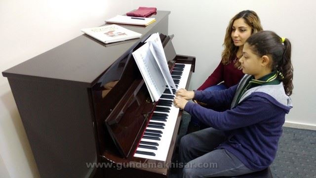AKHİSAR HALK  EĞİTİMi  MERKEZİ MÜDÜRLÜĞÜ TARAFINDAN  ÜCRETSİZ  KURSLAR AÇILIYOR.