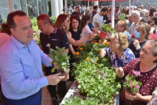 Akhisar Belediyesi 15 bin adet çiçek dağıttı
