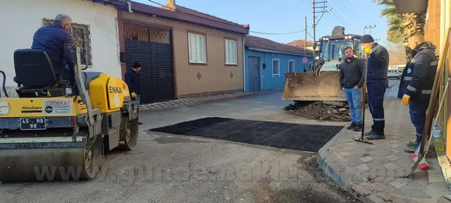 Manisa Büyükşehir Belediyesi Akhisar’daki Yol Bozukluklarını Onarıyor