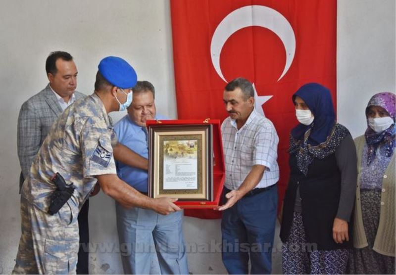 Akhisarlı Şehit Teğmen Osman Alp’in ailesine şehadet belgesi takdim edildi