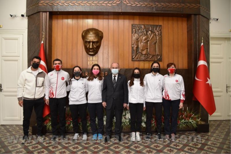 Türkiye Şampiyonu Selendi Anadolu Lisesi Kızlar Badminton Takımı’ndan Vali Karadeniz’e Ziyaret